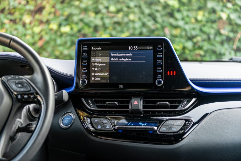 Toyota C-HR 2.0 Hybrid, la prova su strada