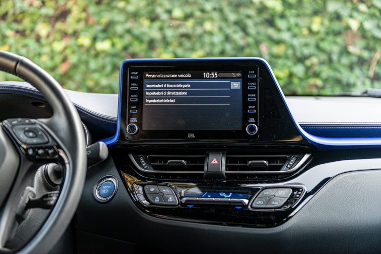 Toyota C-HR 2.0 Hybrid, la prova su strada