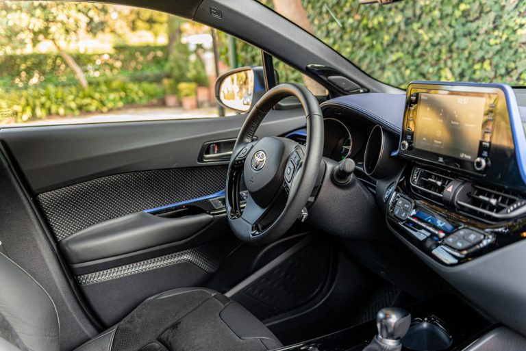 Toyota C-HR 2.0 Hybrid, la prova su strada