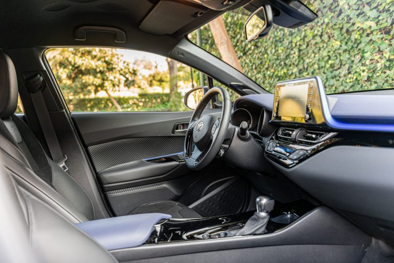 Toyota C-HR 2.0 Hybrid, la prova su strada