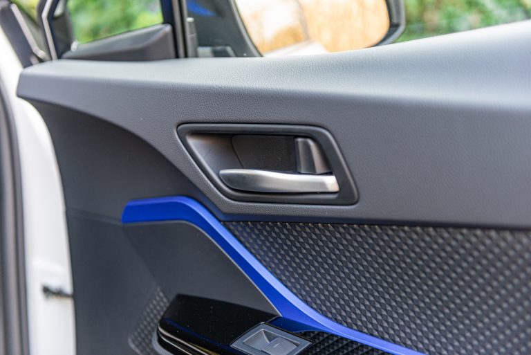 Toyota C-HR 2.0 Hybrid, la prova su strada