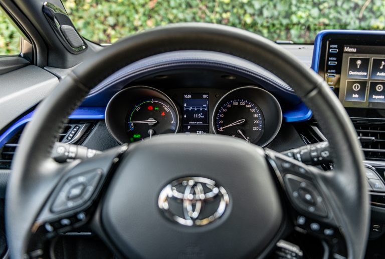 Toyota C-HR 2.0 Hybrid, la prova su strada