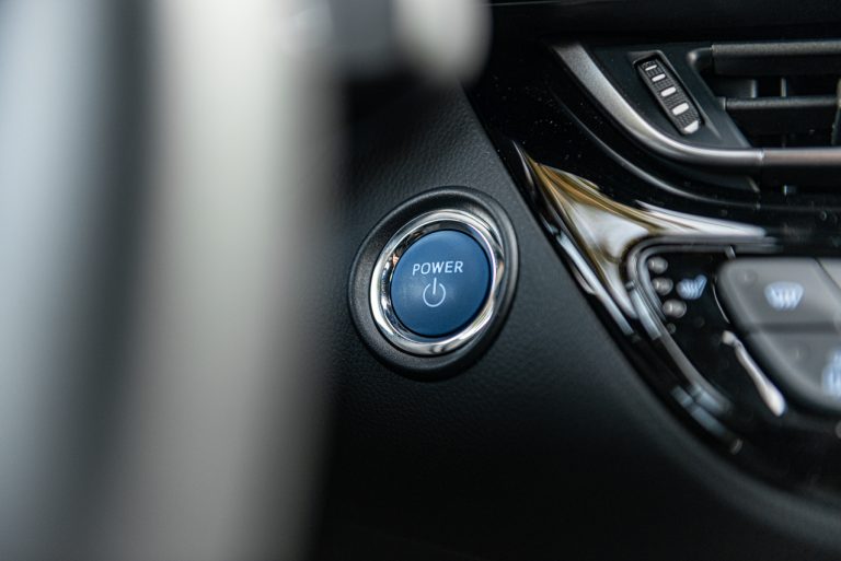 Toyota C-HR 2.0 Hybrid, la prova su strada