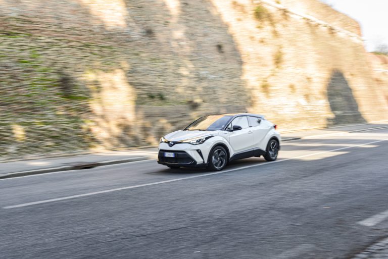 Toyota C-HR 2.0 Hybrid, la prova su strada