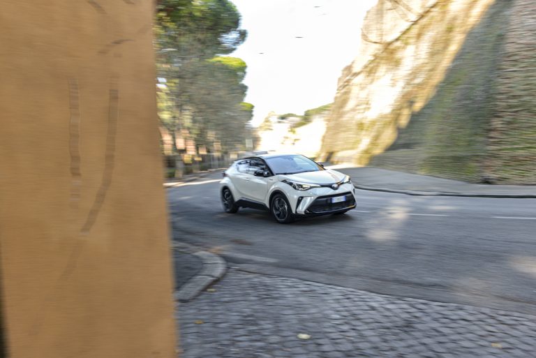 Toyota C-HR 2.0 Hybrid, la prova su strada