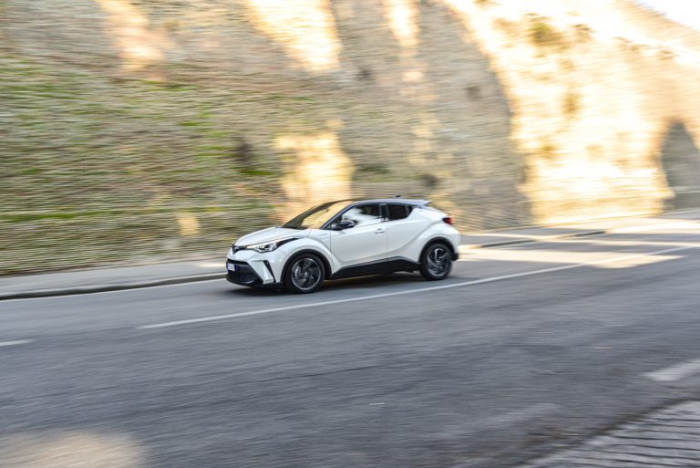 Toyota C-HR 2.0 Hybrid, la prova su strada