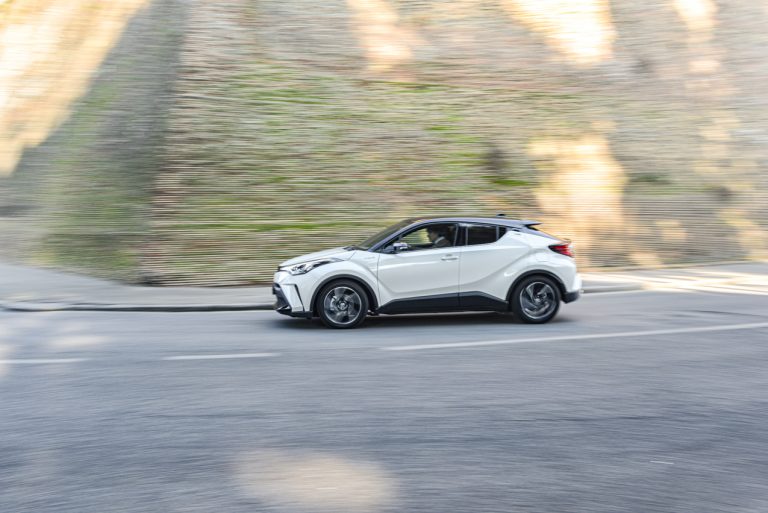 Toyota C-HR 2.0 Hybrid, la prova su strada
