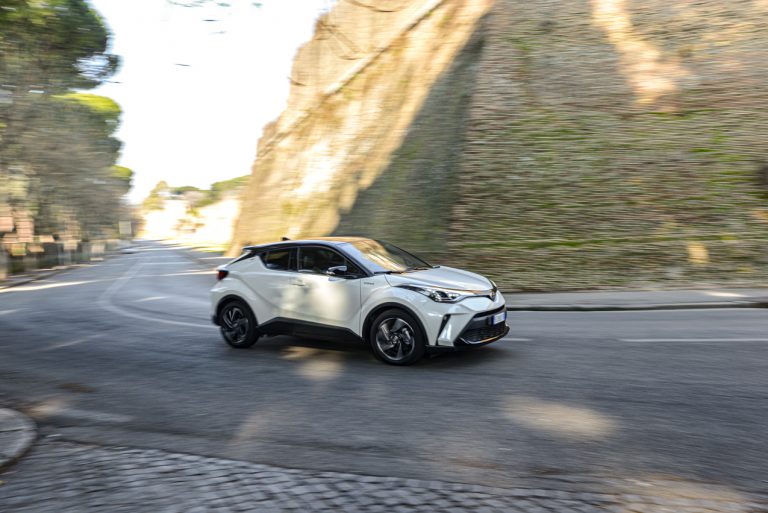 Toyota C-HR 2.0 Hybrid, la prova su strada