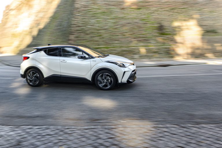 Toyota C-HR 2.0 Hybrid, la prova su strada