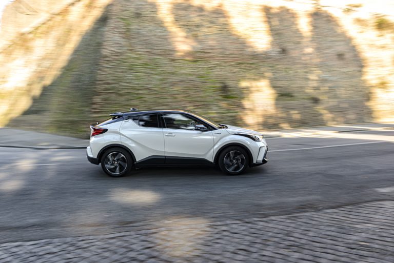Toyota C-HR 2.0 Hybrid, la prova su strada