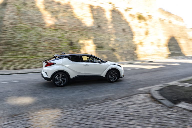 Toyota C-HR 2.0 Hybrid, la prova su strada