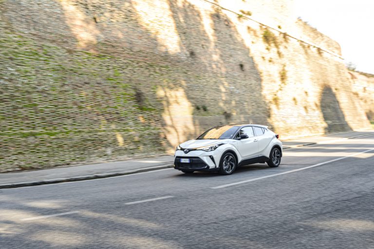 Toyota C-HR 2.0 Hybrid, la prova su strada