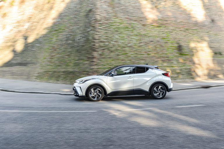 Toyota C-HR 2.0 Hybrid, la prova su strada