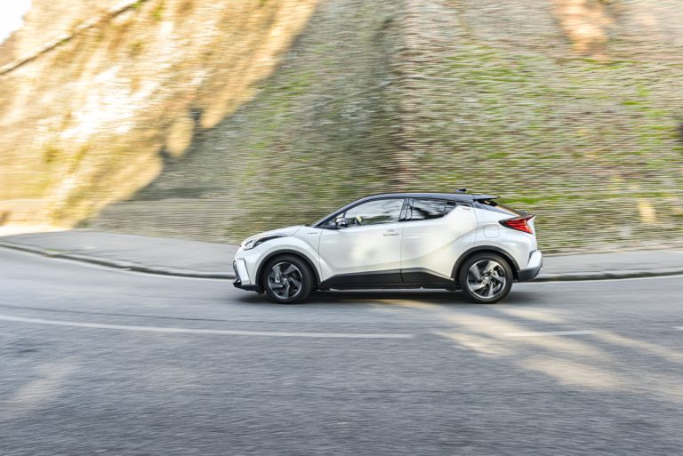 Toyota C-HR 2.0 Hybrid, la prova su strada