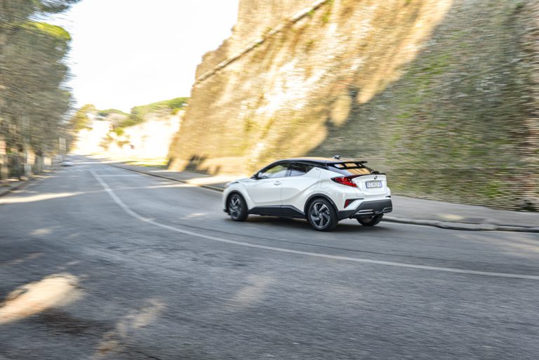 Toyota C-HR 2.0 Hybrid, la prova su strada
