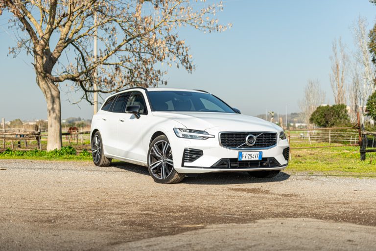 Volvo V60 T8 Ibrida Plug-in, la prova su strada