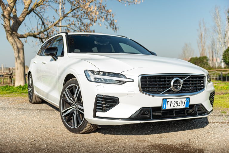 Volvo V60 T8 Ibrida Plug-in, la prova su strada
