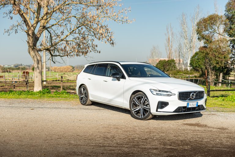 Volvo V60 T8 Ibrida Plug-in, la prova su strada