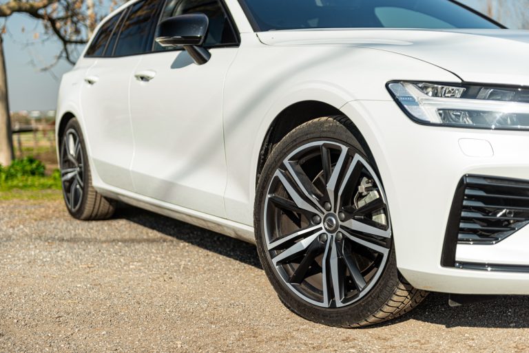 Volvo V60 T8 Ibrida Plug-in, la prova su strada