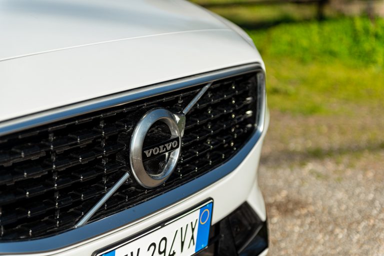 Volvo V60 T8 Ibrida Plug-in, la prova su strada