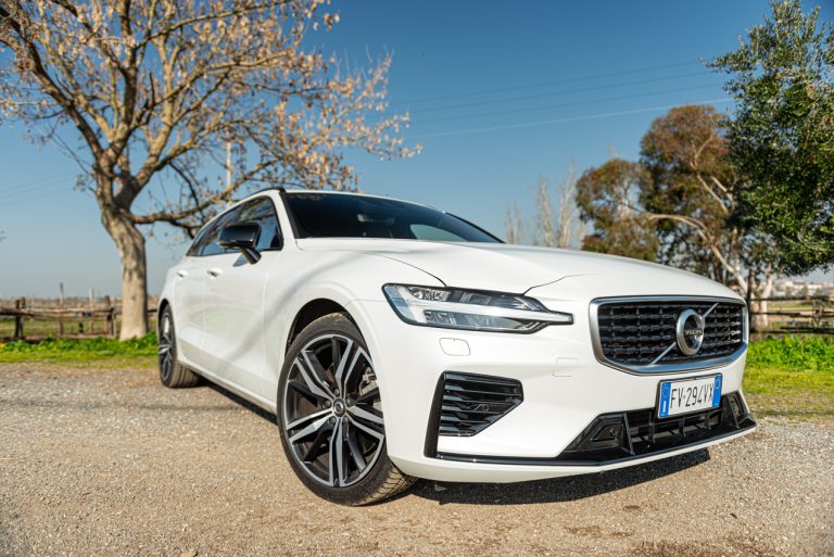 Volvo V60 T8 Ibrida Plug-in, la prova su strada