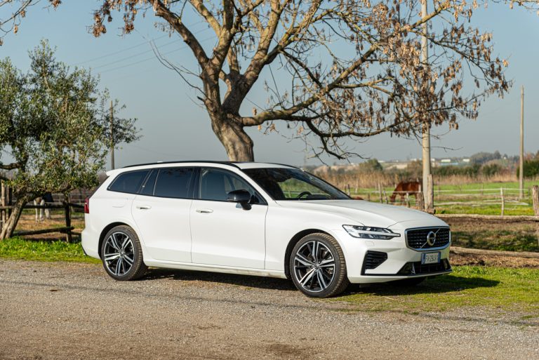 Volvo V60 T8 Ibrida Plug-in, la prova su strada