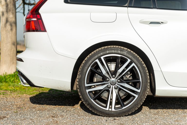 Volvo V60 T8 Ibrida Plug-in, la prova su strada
