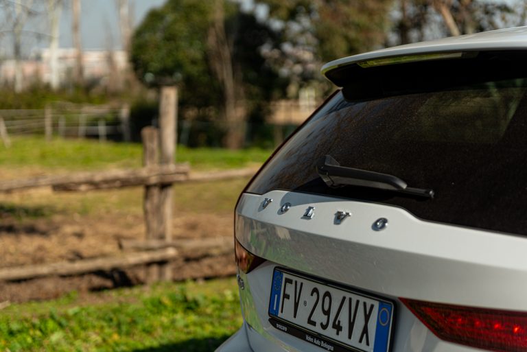 Volvo V60 T8 Ibrida Plug-in, la prova su strada