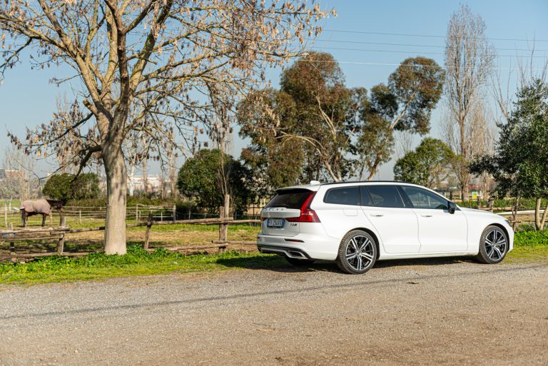 Volvo V60 T8 Ibrida Plug-in, la prova su strada