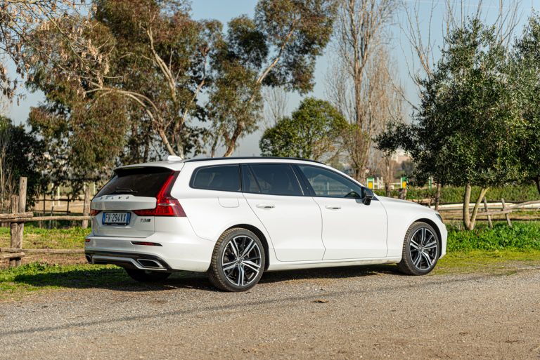 Volvo V60 T8 Ibrida Plug-in, la prova su strada