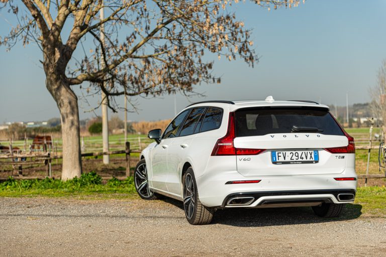 Volvo V60 T8 Ibrida Plug-in, la prova su strada