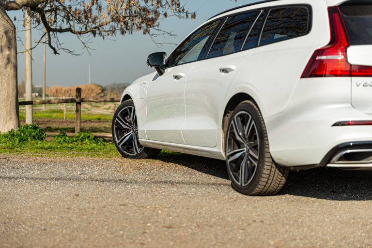 Volvo V60 T8 Ibrida Plug-in, la prova su strada