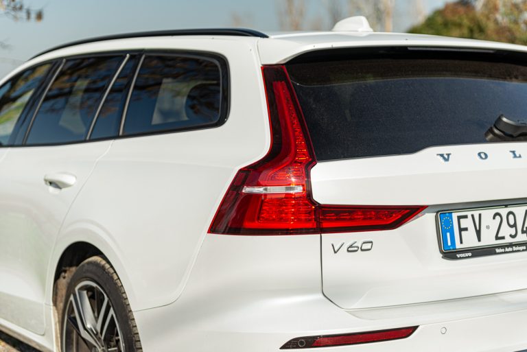Volvo V60 T8 Ibrida Plug-in, la prova su strada