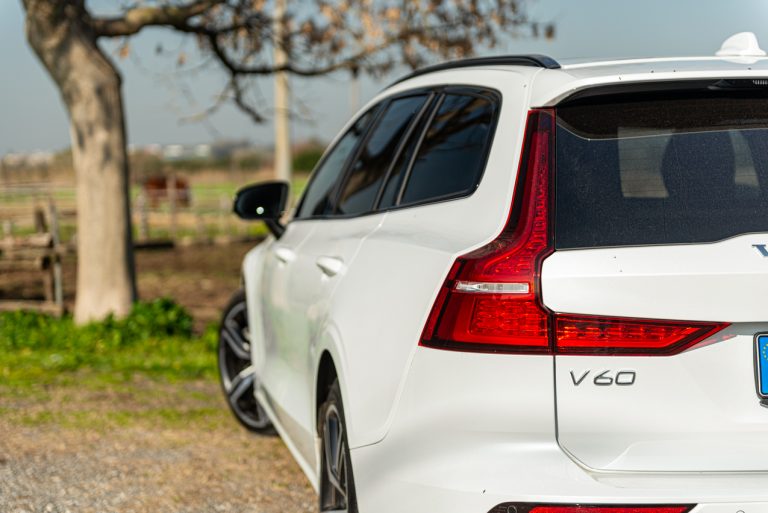 Volvo V60 T8 Ibrida Plug-in, la prova su strada