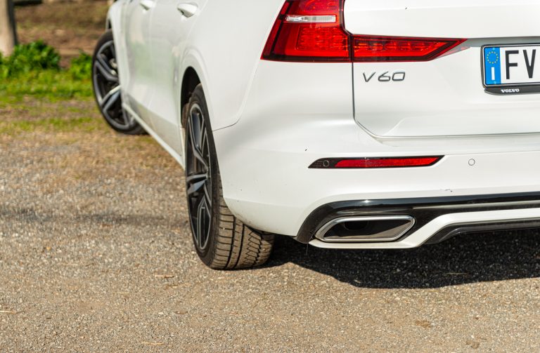 Volvo V60 T8 Ibrida Plug-in, la prova su strada