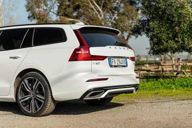 Volvo V60 T8 Ibrida Plug-in, la prova su strada