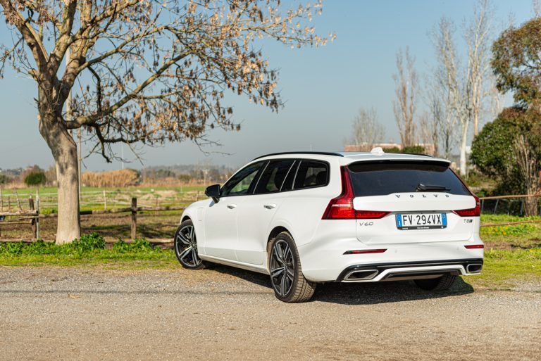 Volvo V60 T8 Ibrida Plug-in, la prova su strada