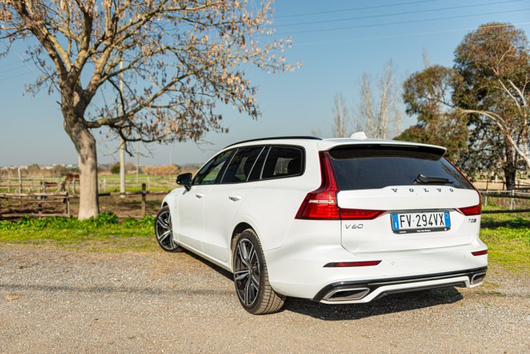 Volvo V60 T8 Ibrida Plug-in, la prova su strada