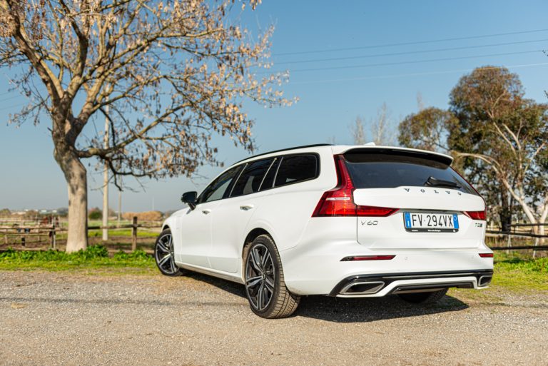 Volvo V60 T8 Ibrida Plug-in, la prova su strada