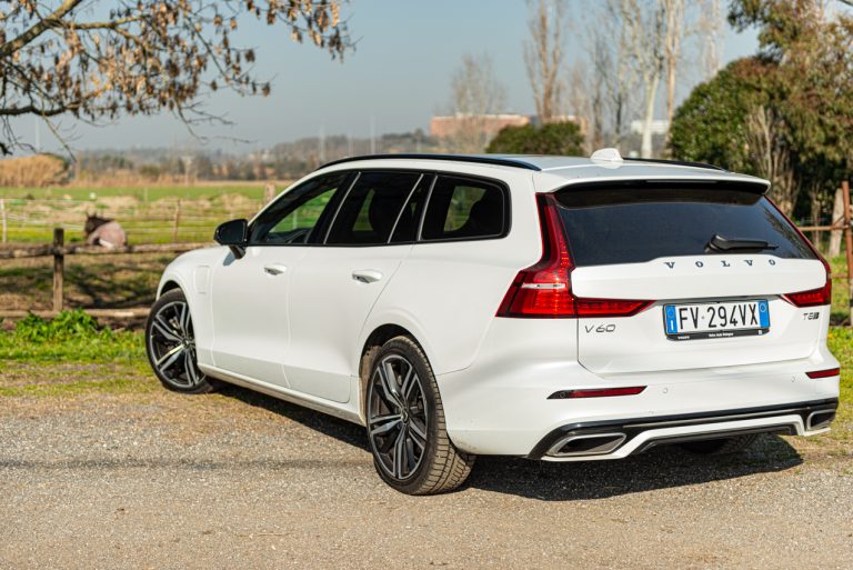 Volvo V60 T8 Ibrida Plug-in, la prova su strada