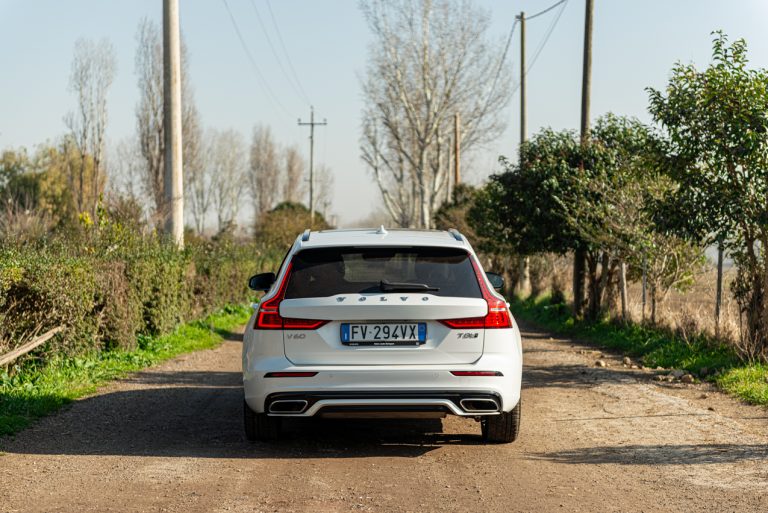 Volvo V60 T8 Ibrida Plug-in, la prova su strada