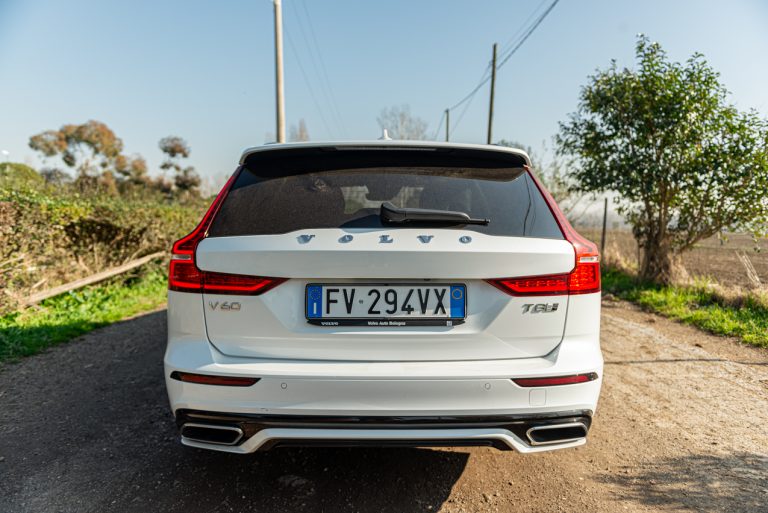 Volvo V60 T8 Ibrida Plug-in, la prova su strada