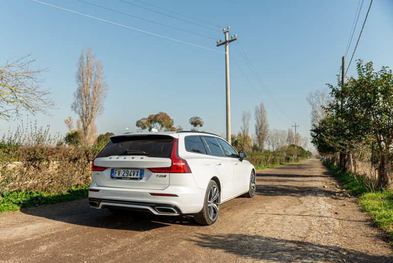 Volvo V60 T8 Ibrida Plug-in, la prova su strada