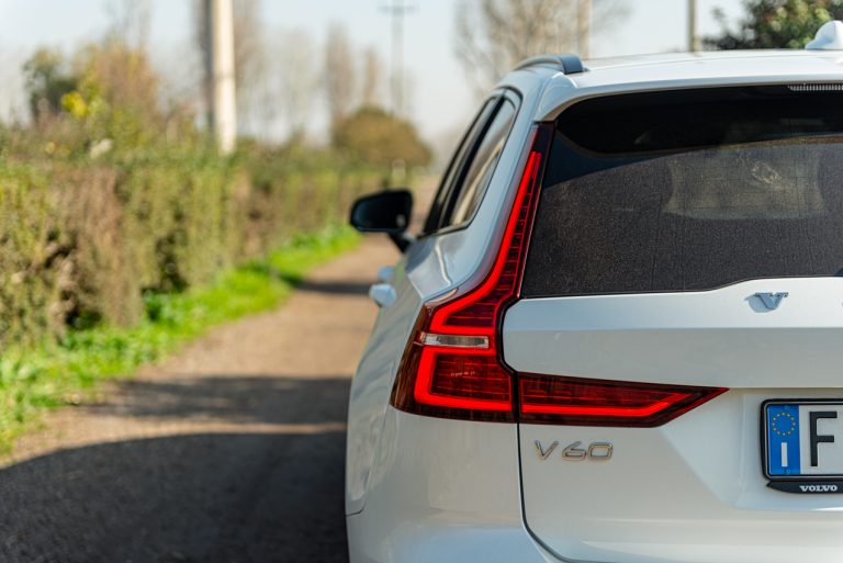 Volvo V60 T8 Ibrida Plug-in, la prova su strada