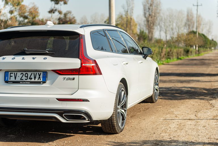 Volvo V60 T8 Ibrida Plug-in, la prova su strada