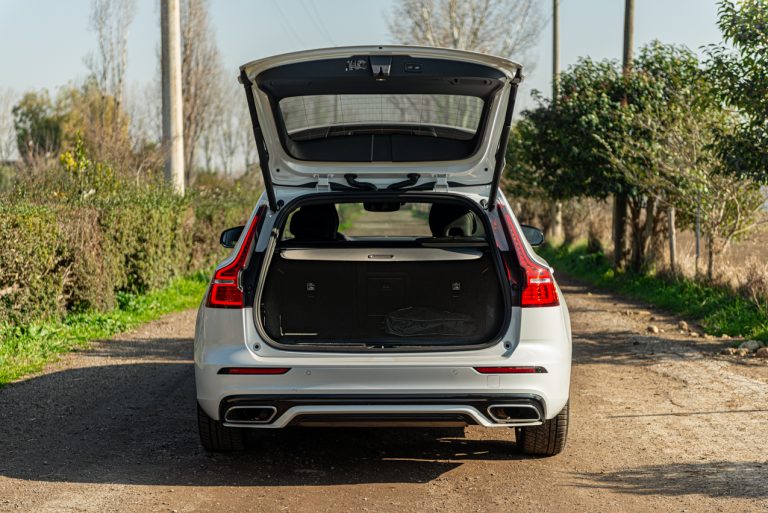 Volvo V60 T8 Ibrida Plug-in, la prova su strada