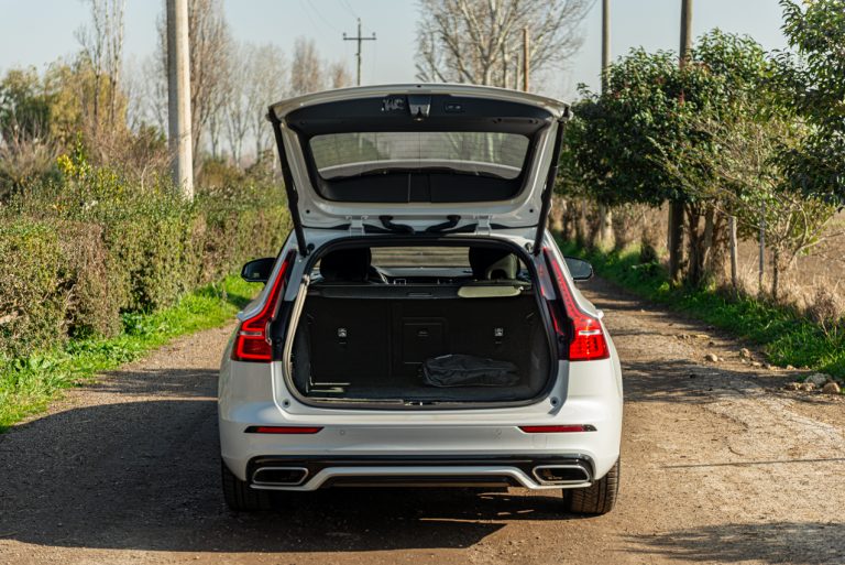 Volvo V60 T8 Ibrida Plug-in, la prova su strada
