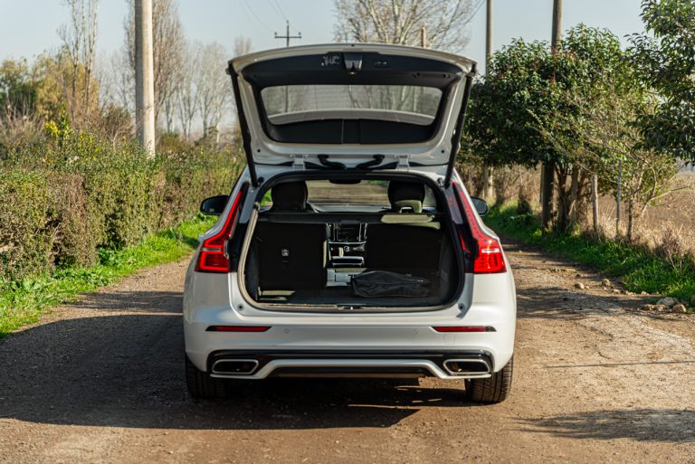 Volvo V60 T8 Ibrida Plug-in, la prova su strada