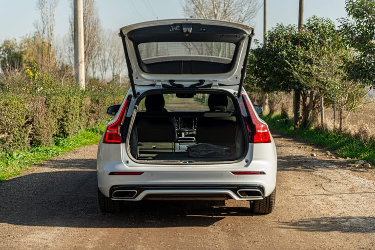 Volvo V60 T8 Ibrida Plug-in, la prova su strada