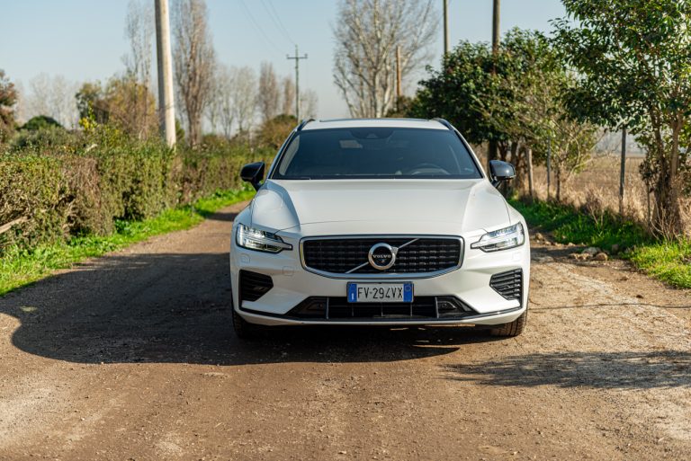 Volvo V60 T8 Ibrida Plug-in, la prova su strada
